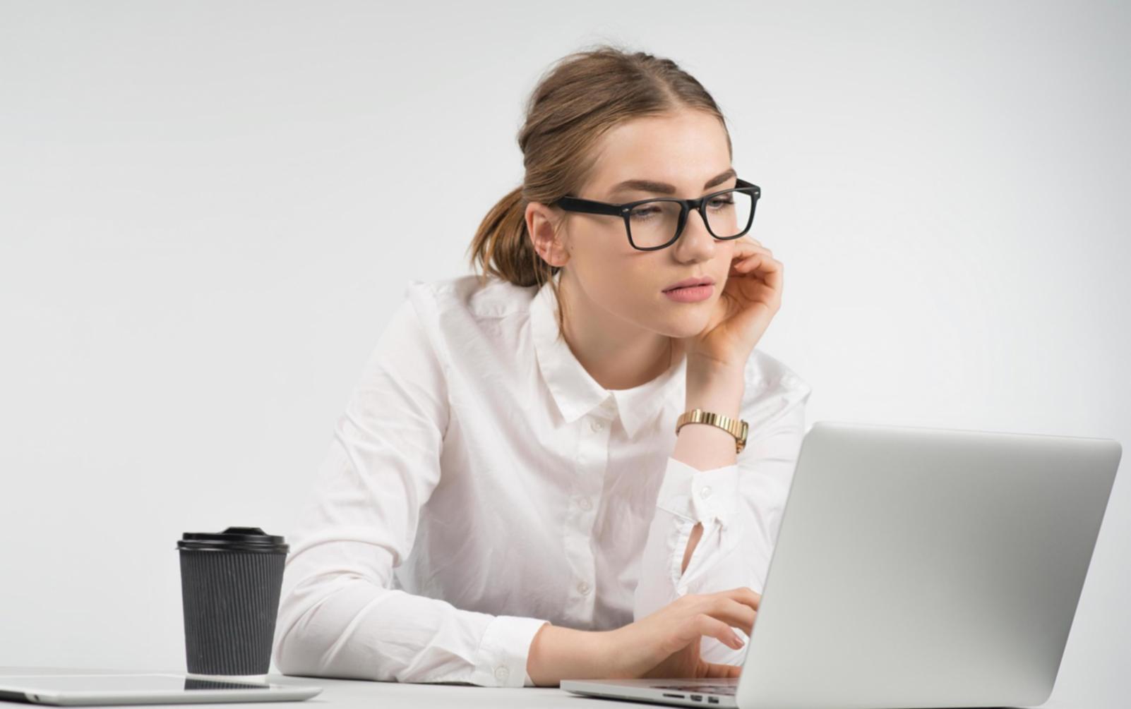 Teilnehmer beim Analysieren von Finanzmodellen