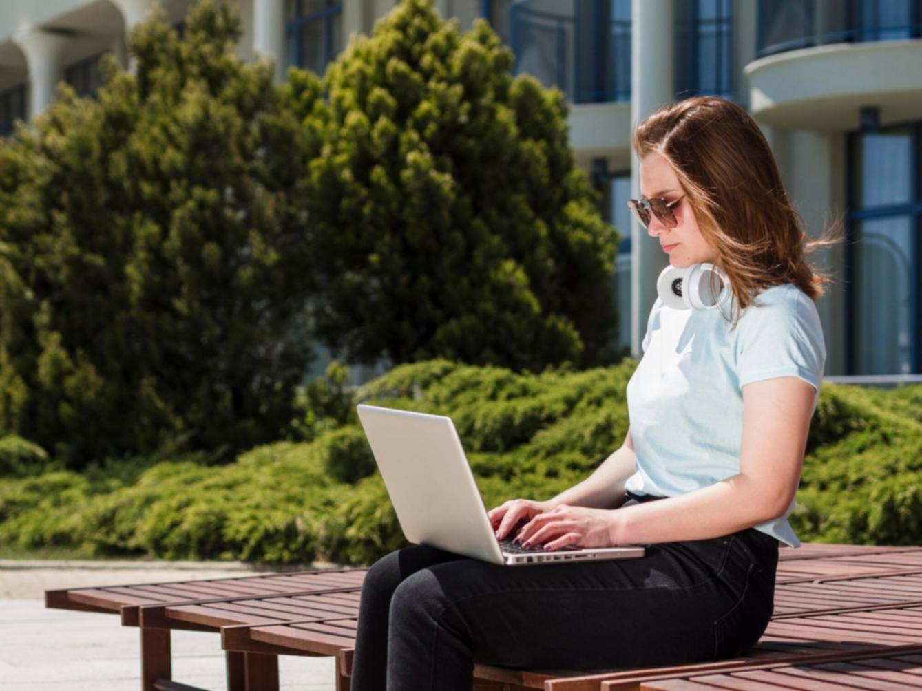 Teilnehmer arbeitet an Bewertungsmodell am Laptop